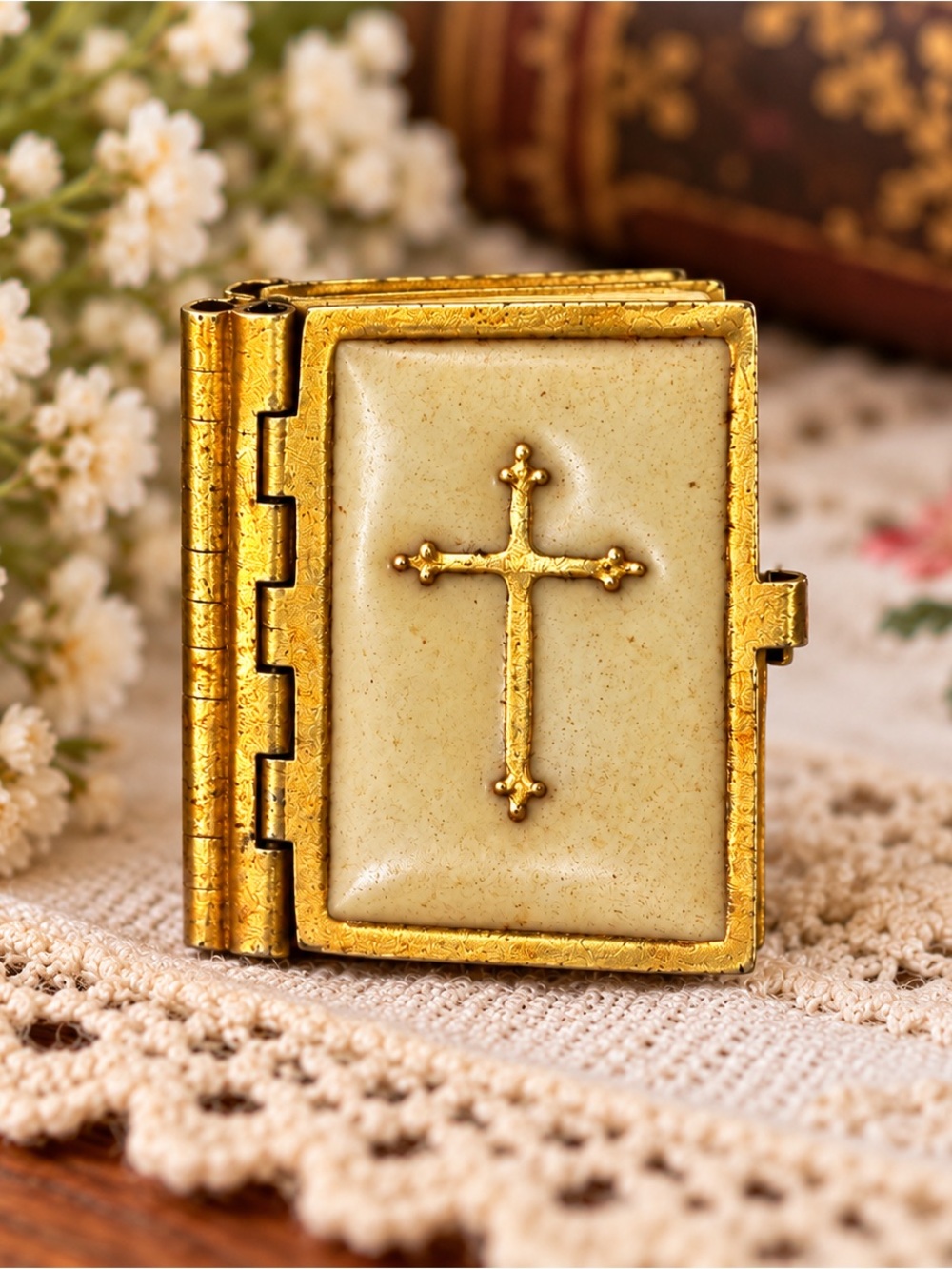 Vintage Miniature Bible Gold Tone Cross Religious Trinket